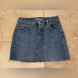 Wild Fable Frayed Hem Medium Wash Denim Mini Skirt (Size 6)